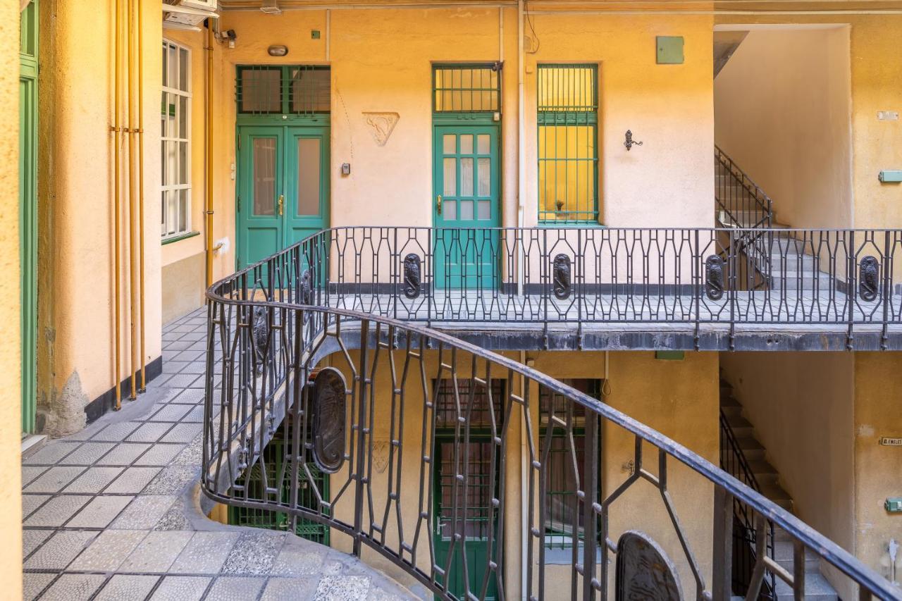 Huge Apartment In The City Center Budapest Exterior foto