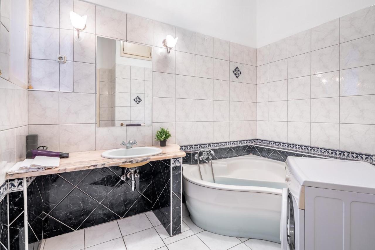 Huge Apartment In The City Center Budapest Exterior foto